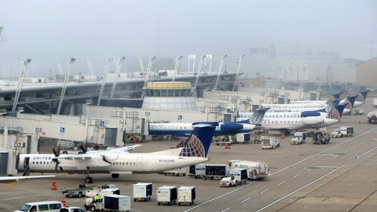 3. Летище Кливланд Хопкинс, САЩ
От инфраструктурна гледна точка това летище не е опасно. Заплахата за пасажерите идва от персонала, който работи там.
Летището е известно с множеството инциденти, породени от небрежност на служителите. Има документирани инциденти, причината за която е била... заспал диспечер по време на кацане.
Има и случай, в който няколко самолета се забавят, тъй като служителите, които трябвало да ги обслужат при престоя им, се били събрали да гледат филм.