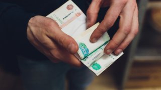 Рейтинговите агенции предупреждават, че Москва може да спре плащанията си по външния си дълг, докато цената на руската рубла падна под 1 българска стотинка