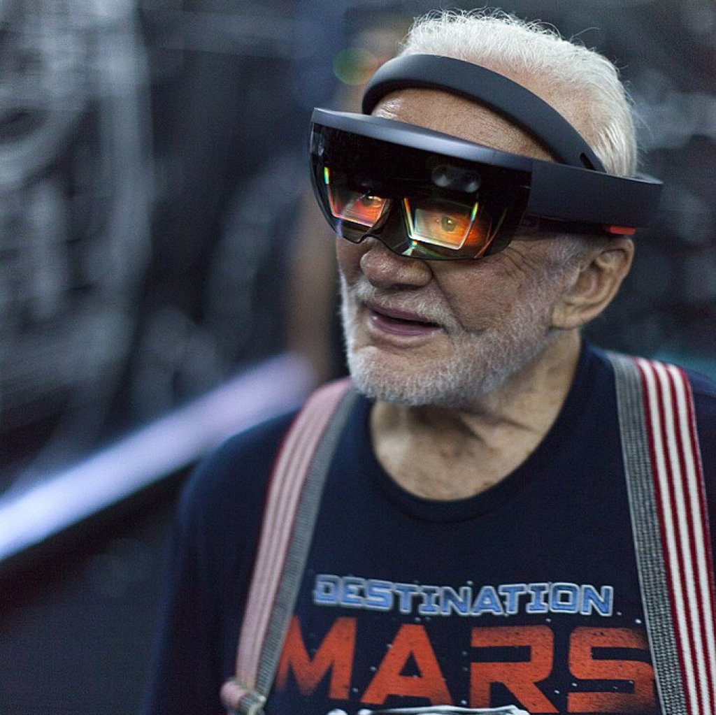 Apollo_11_astronaut_Buzz_Aldrin_tries_out_Microsoft_HoloLens_(29794543715)
