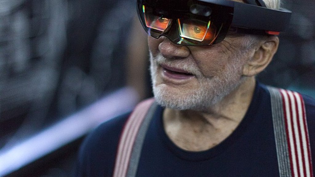 Apollo_11_astronaut_Buzz_Aldrin_tries_out_Microsoft_HoloLens_(29794543715)