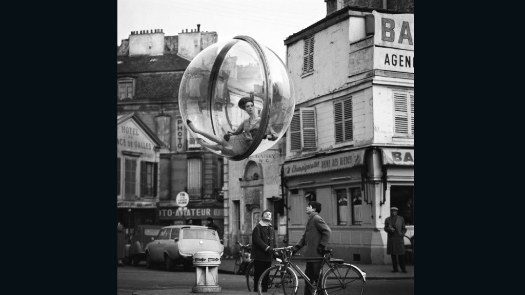 Bicycle Street (1963): Мелвин Соколски е определян като един от бащите на модната фотография. Снимките от серията му с балони за Harper`s Bazaar е сред най-известните в кариерата му. 