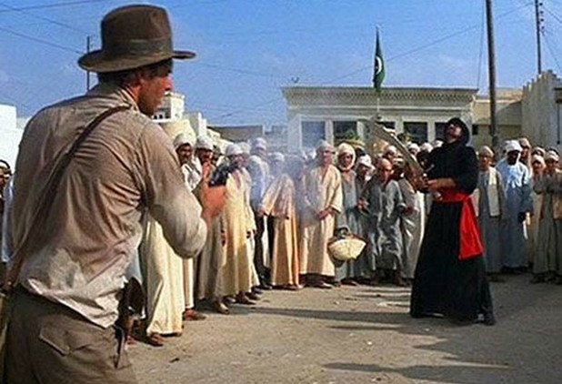 Индиана Джоунс и похитителите на изчезналия кивот (Indiana Jones and Raiders of the Lost Ark)

Според сценария, Инди е трябвало да се бори с меч по улиците на Кайро, но тъй като Харисън Форд по време на снимките е дехидратиран и болен от дизентерия, предлага на режисьора Стивън Спилбърг просто да извади пистолет и да застреля черния тип. На Спилбърг му харесала тази идея и така е възникнала една от най-забележителните сцени на всички времена.