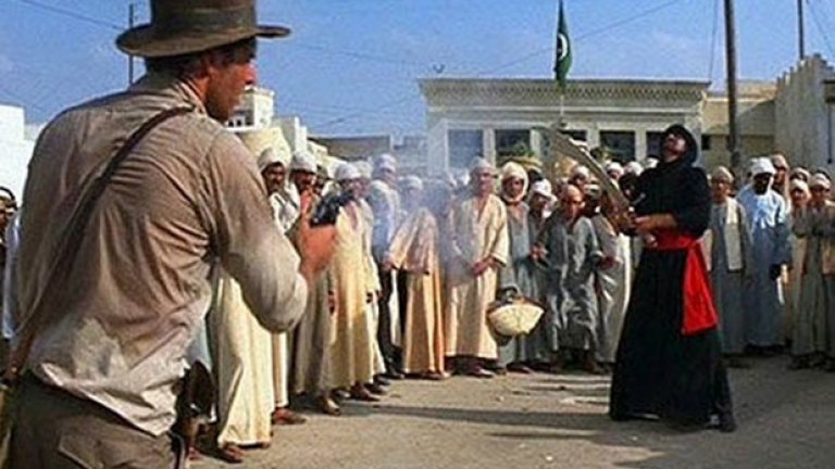 Индиана Джоунс и похитителите на изчезналия кивот (Indiana Jones and Raiders of the Lost Ark)

Според сценария, Инди е трябвало да се бори с меч по улиците на Кайро, но тъй като Харисън Форд по време на снимките е дехидратиран и болен от дизентерия, предлага на режисьора Стивън Спилбърг просто да извади пистолет и да застреля черния тип. На Спилбърг му харесала тази идея и така е възникнала една от най-забележителните сцени на всички времена.