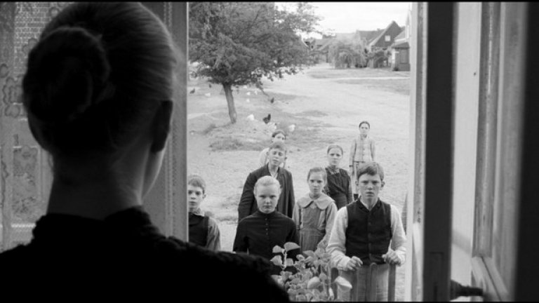 Бялата панделка/The White Ribbon (2009)

В навечерието на Първата Световна война, в отдалечено германско село, в едно затворено общество се случват  загадъчни престъпления. 

„Бялата панделка” на Михаел Ханеке бавно, но убедително посочва къде се зараждат корените на нацизма.

Черно-бяла визия допълнително нагнетява мрачните краски, а монотонният глас зад кадър разказва своя живот. 