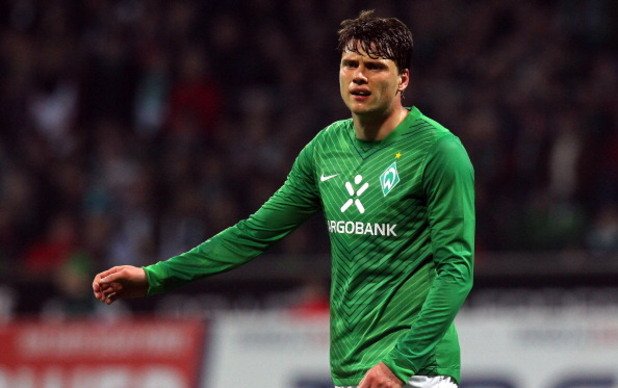Ляв бек: Себастиан Бониш
Продукт на академията на Шалке, полският бек прекара пер години във Вердер, записвайки 55 мача в Бундеслигата. След това игра за Байер Леверкузен, а тази година се присъедини към Мюнхен 1860.