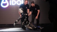 Изглеждаше сякаш е обърнал едно шише водка преди премиерата