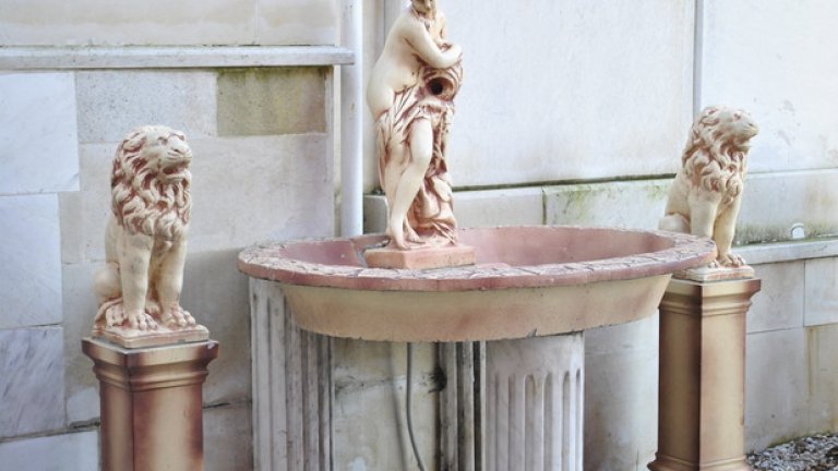 В двора на кметството има имитация на античен фонтан - още едно доказателство, че местните копнеят за досег с историята