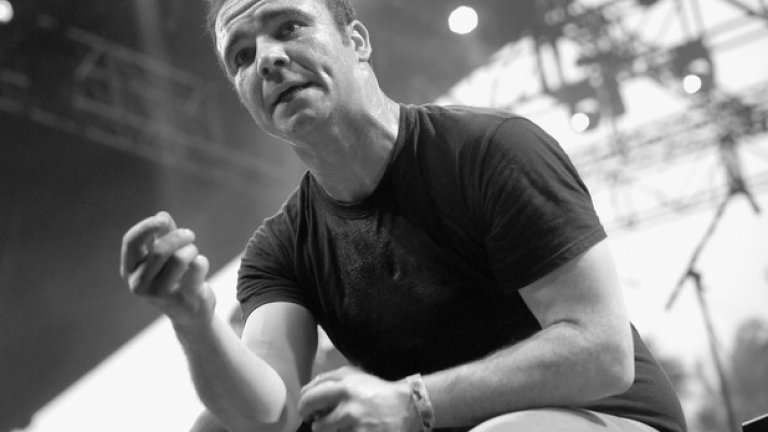 Future Islands - Seasons (Waiting On You)
Преди няколко години Future Islands бяха мъничка американска инди банда, набираща верни слушатели. Днес са на една крачка от постижението да се превърнат във всеизвестно име. Какво им помогна? 
Да речем, едно гостуване в шоуто на Дейвид Летерман с живо изпълнение на Seasons (Waiting On You) и шантаво отдаден танц на фронтмена Сам Херинг, който даже доведе до появата на популярно интернет меме.   
Последвалите подигравки не бяха малко. Осемдесетарският полъх в звученето, танцът на певеца и мелодраматичните лирики ще ви изкушат да се надсмеете, но след това песента просто ще остане в главата ви и ще искате да я чуете отново и отново. Може би обяснението е в искреността, истинската емоция и неопровержимия чар, които все по-рядко се срещат в електронния поп.