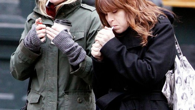 Актрисата Кирстен Дънст, макар и почти неузнаваема в зимното си облекло, също е хваната от папараци как пуши на улицата с приятелка след споделен обяд в ресторант в Ню Йорк през 2009 година.