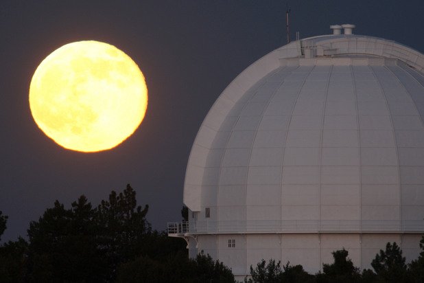 В Лос Анджелес над обсерваторията Маунт Уилсън
