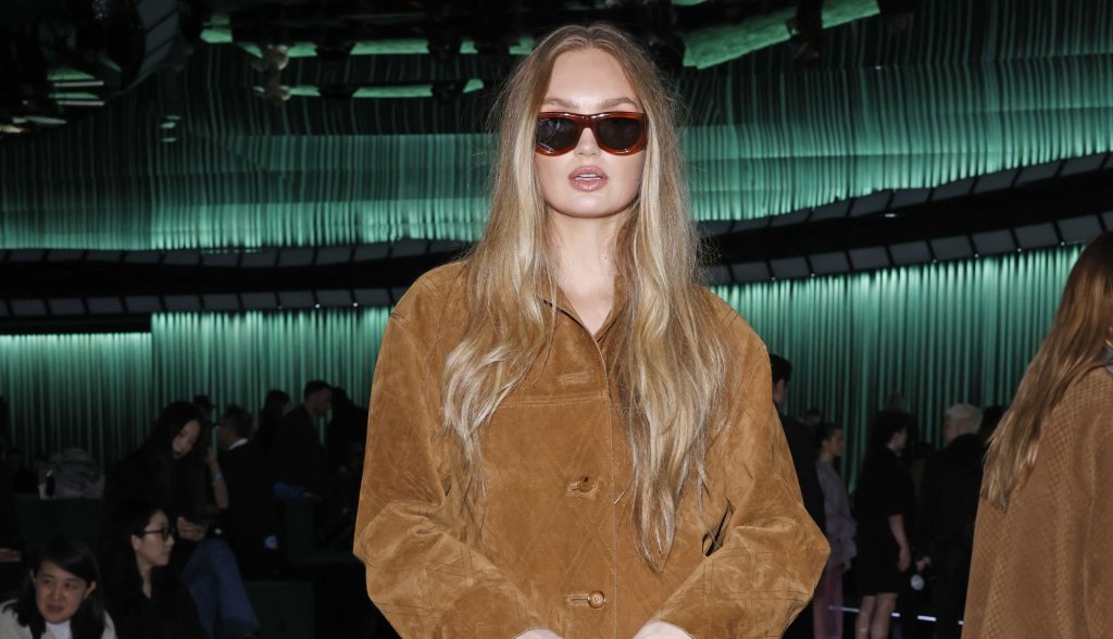 Обвито във велур

От миналата зима велурът бавно и сигурно се утвърждава сред водещите модни тенденции, измествайки кожените облекла. Този сезон често ще виждаме материята при палтата, панталоните и дори при пуловерите. А за да ги носите в пълния им блясък, най-добре избирайте велурени дрехи в шоколадово кафяво.