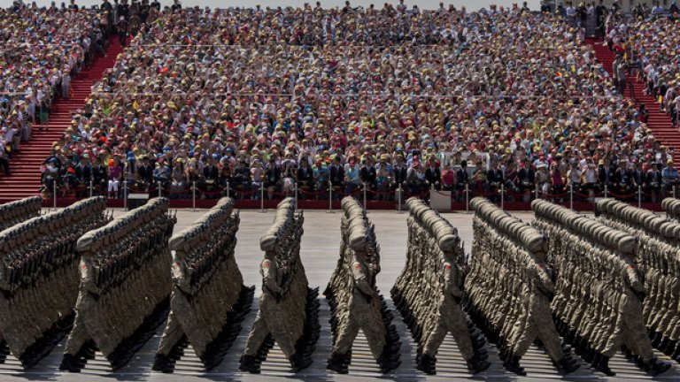 В парада участваха 12 000 бойци, 500 единици сухопътна военна техника и 200 самолета