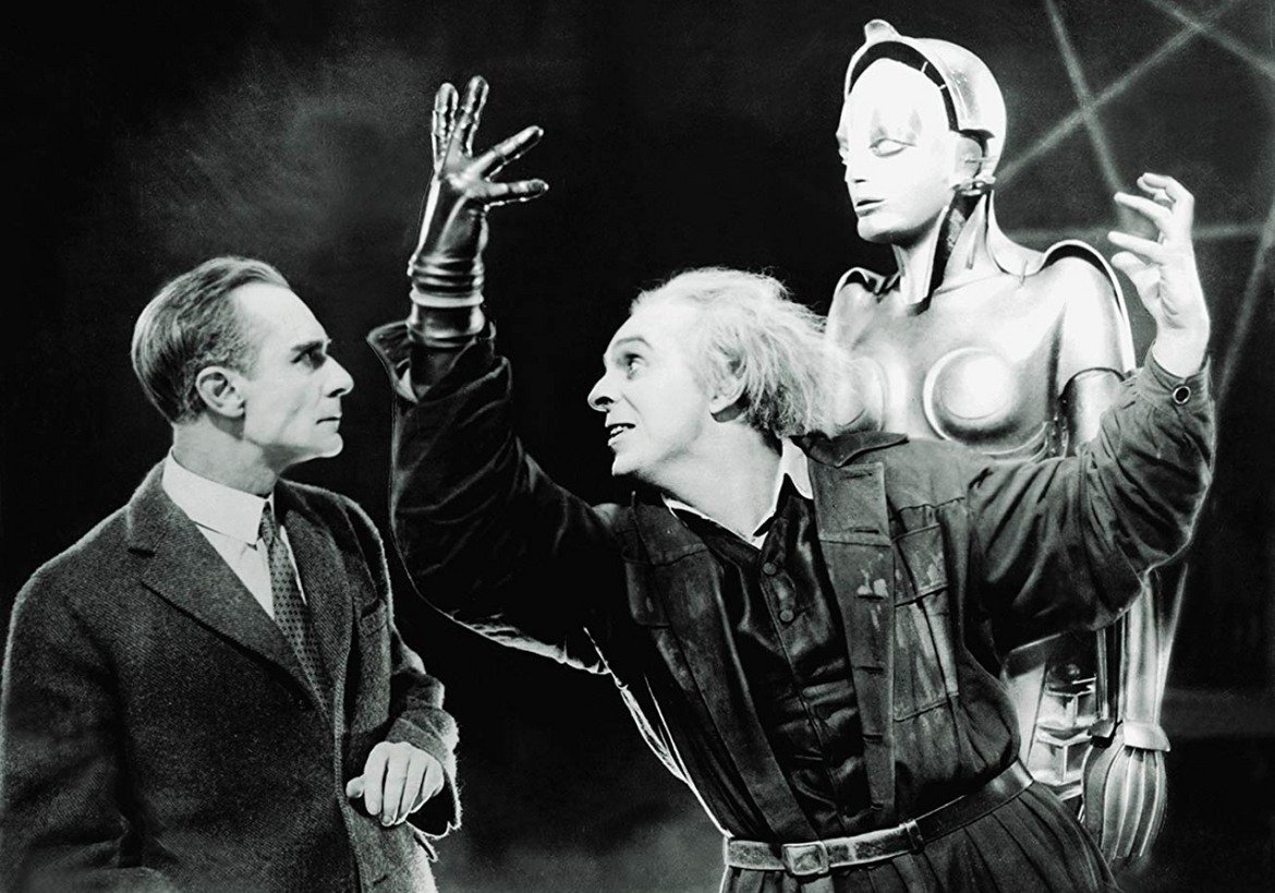Роботът Мария, Metropolis (1927 г.)

Трудно е човек да осмисли, че наближаваме 100-ия юбилей на филма на Фриц Ланг. В "Метрополис" луд учен създава роботизирано копие на своята покойна любима. Роботът, който притежава едва ли не магически сили, впоследствие се сдобива с лика на друга жена, за да предотврати бунт. Вместо това машината всяка хаос в дистопичното обществото. Макар да не набляга чак толкова на опасностите от развитието на технологиите, филмът все пак успява да предвиди, че в това да си играем на богове има рискове.