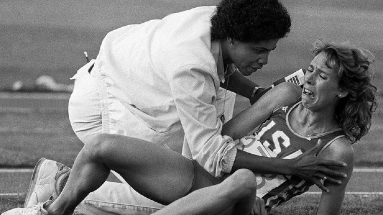 8. Олимпийското разочарование
Американската бегачка Мари Декер пропусна Летните олимпийски игри през 1976 и 1980 г. не по своя вина. Контузия я извади от Олимпиадата през 1976 г., докато САЩ бойкотираха следващите игри, които се проведоха в Москва. Декер, фаворит за спечелване на бягането на 3000 метра на Летните олимпийски игри през 1984 г. в Лос Анджелис, се сблъска с британката Зола Бъд, след което падна на пистата и угасна и последната и надежда за спечелването на олимпийската титла.