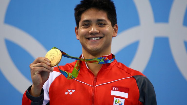 Сингапур

Когато плувецът Джоузеф Шуулинг победи идола си Майкъл Фелпс на 100 метра бътърфлай, той стана първият златен медалист на Сингапур и първият, който ще прибере рекордната премия от $753 000. Това е почти 30 повече, отлокото Фелпс или който и да е друг американски атлет получава за първо място на Олимпиада.