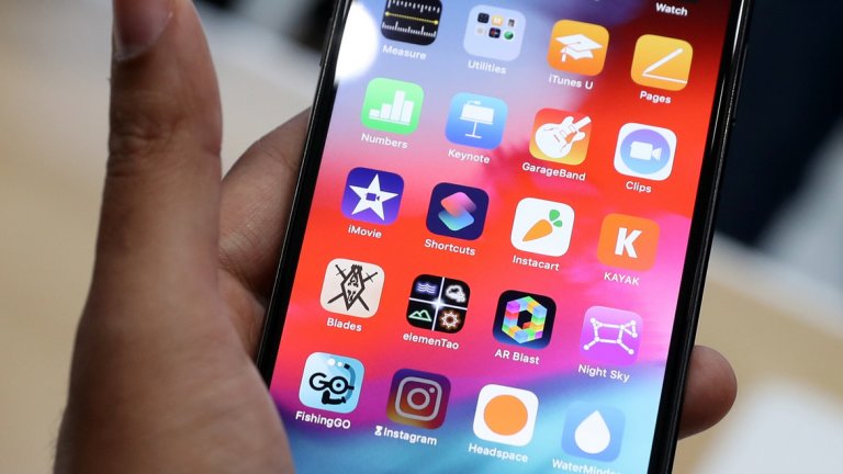 Според активисти новият iPhone XS Max е твърде голям