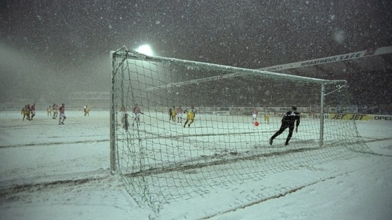 1997 г., една от големите сензации в евротурнирите. Тромсьо, полуаматьорски тим от Норвегия, победи с 3:2 Челси в мач, който според мениджъра на гостите Рууд Гулит не е бивало да се играе. Теренът и очертанията реално не се виждаха. Е, в реванша за КНК обаче Челси размаза норвежците със 7:1.