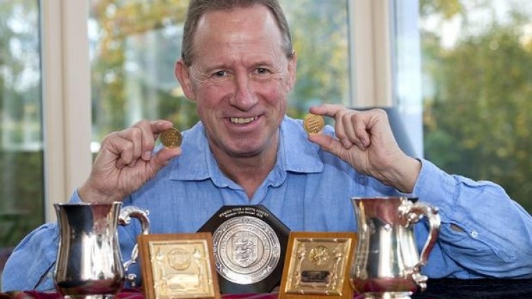 Макговърн със златните си медали от КЕШ и останалите отличия в кариерата.