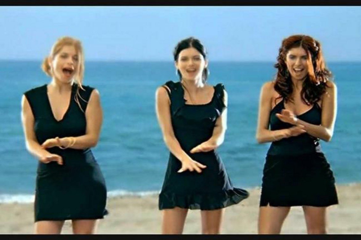 Las Ketchup - The Ketchup Song
Трите хубави момичета, сервиращи коктейли на бара и пеещи нещо за кетчуп определено успяха да оставят впечатление през далечната 2002 г. След това обаче публиката им се насити и до нов голям хит така и не се стигна.