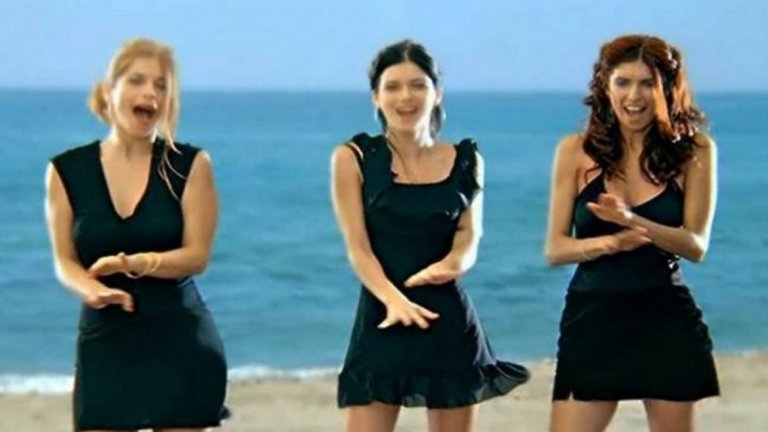 Las Ketchup - The Ketchup Song - 2003 г. 
Този опит за повтаряне на Макарена от трите момичета, самообявили са за щерки на домата, също успя да си спечели много фенове и да предизвика разкършване у хората със забавни и повтарящи се движения и поклащане на ханша.