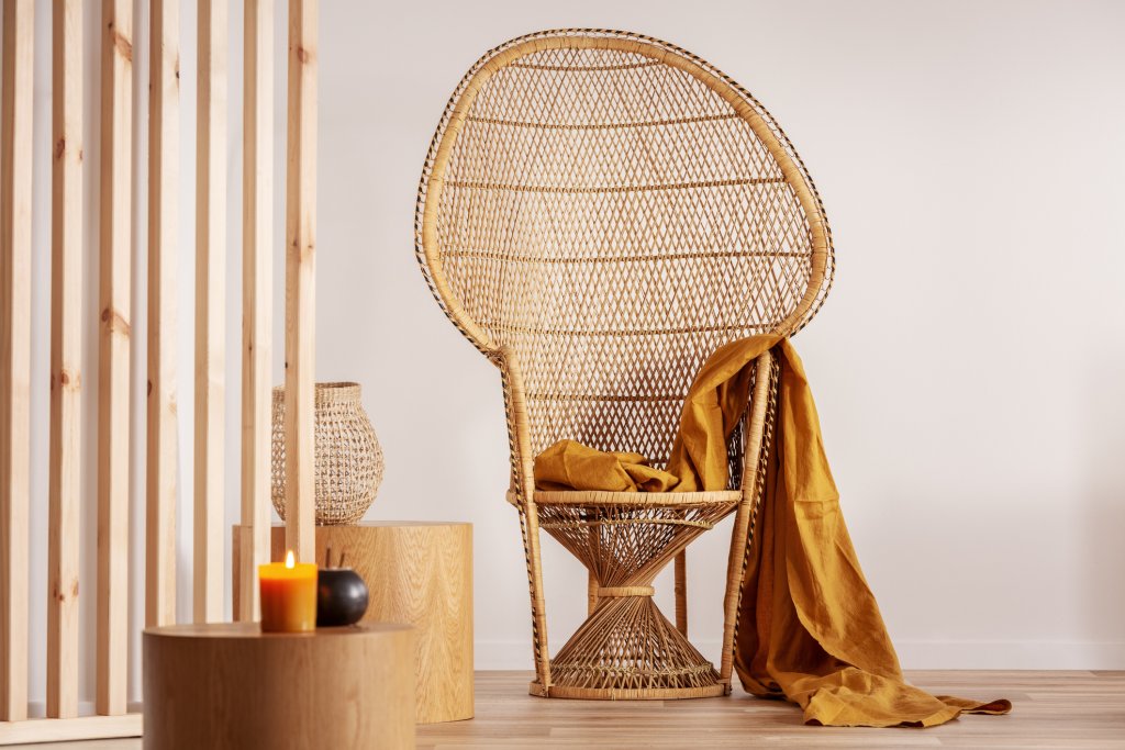 Негово Величество пауновият стол Така нареченият на английски 'peacock chair' сам по себе си е символ на бохемската култура - внесен от Източна Азия в края на 19. век, той събира популярност през 60-те и 70-те години и се завръща на мода и в наши дни и влиза в много интериорни проекти с цел да внесе малко шик. Ето защо дори да купите такъв и да го сложите у дома вече го прави една идея по-бохемски - защо да не започнете с него?