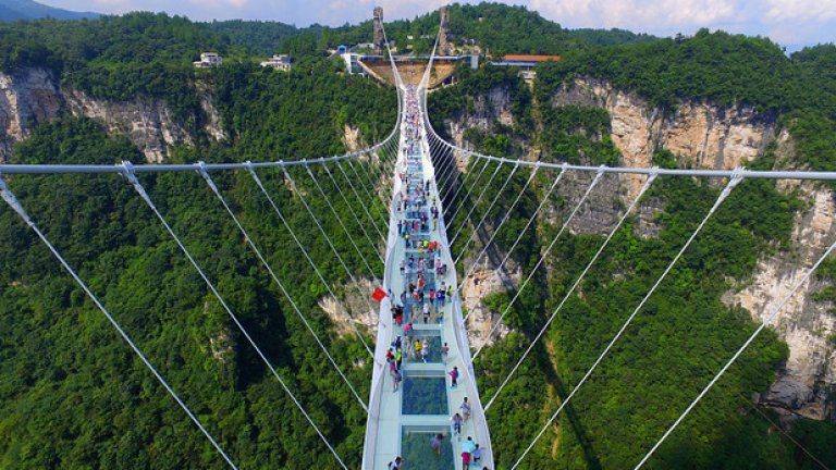 На 20 август беше официално открит най-високият и най-дълъг мост със стъклен под в света 