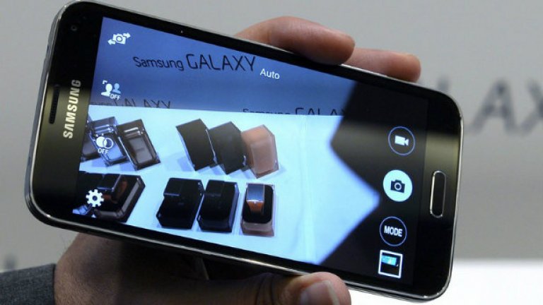  Samsung Galaxy S5  

 Samsung Galaxy е Родни Дейнджърфийлд (бел. р. - известен американски актьор и комик) на смартфоните. Водещият Android телефон в света така и не може да се сравнява с мистиката на iPhone, въпреки че Samsung са продали двойно повече телефони от Apple през третото тримесечие на 2014 г. 
 Същата е ситуацията и при потребителите на Yahoo. 
 Преливащият от хай-тек функции Galaxy S5 е второто по честота на търсене мобилно устройство през 2014, но все пак се радва само на една трета от шума, предизвикан от най-новото i-устройство на Apple. Може би по-малкият и евтин Samsung Galaxy Alpha ще бъде обект на по-голямо внимание...