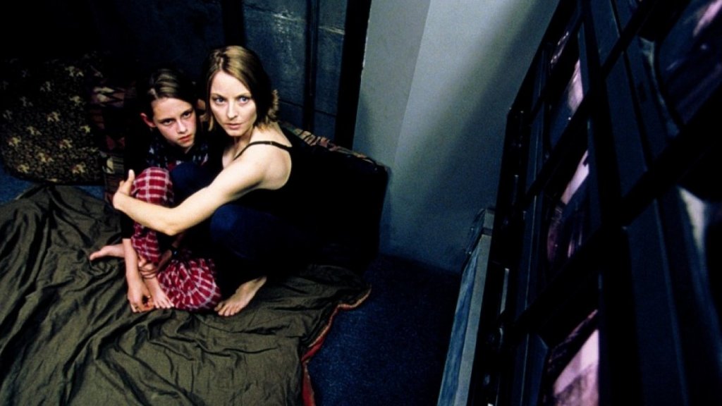 "Паник стая" (Panic Room)Година:2002Клаустрофобичният психотрилър на Финчър държи на тръни през цялото време и определено не трябва да се гледа в незряла възраст, защото оставя травми.  В него наскоро разведената Мег (брилятната Джоди Фостър) се нанася в нов дом в Ню Йорк с дъщеря си (пробив за Кристен Стюарт), която е диабетичка.  Всичко щеше да е приказка, ако в апартамента нямаше и скрита стая, която представлява интерес за трима престъпници, а цялата психологическа игра на котка и мишка едва започва, когато двете жени влизат вътре. Хлоп - капанът се затваря.
