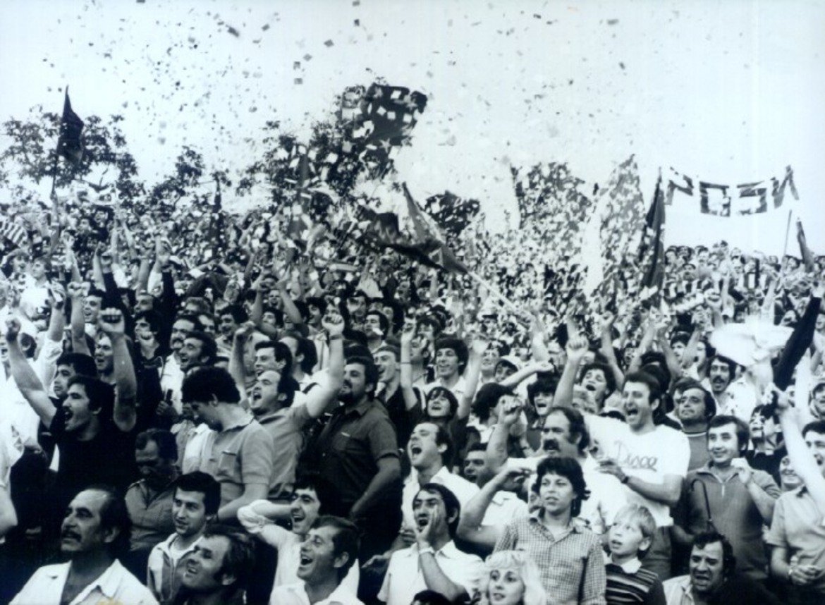 Футболните „Гънс енд роузис”

Най-големият български град, който навремето не беше окръжен център, се явява Казанлък. Заради оръжейния завод и маслодайните рози, местните се майтапеха, че на английски език Казанлък може да се преведе като „Гънс енд роузис”, на името на известната рок-група. Градският отбор Розова долина игра десетилетия наред във втора и трета дивизия, а през 1977 г. довлече истинска общоградска трагедия, след като не успя да бие последния в класирането Загорец (Нова Загора) и така се размина с лелеяното влизане в „А” група. Мечтата, макар и само за един сезон, все пак се сбъдна през 1982 г. Единственото участие на „Розите” в елита се запомни най-вече с бляскавата им победа над ЦСКА с 2:0. Повече от 20 години Казанлък не е помирисвал професионален футбол, което си е доста срамничко. Бившият стадион „Цвятко Радойнов”, който сега се казва „Севтополис”, е сред най-западналите в цяла България.
