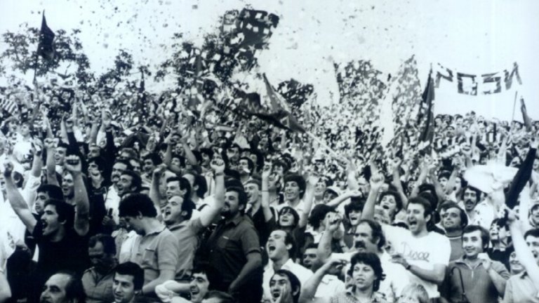 Футболните „Гънс енд роузис”

Най-големият български град, който навремето не беше окръжен център, се явява Казанлък. Заради оръжейния завод и маслодайните рози, местните се майтапеха, че на английски език Казанлък може да се преведе като „Гънс енд роузис”, на името на известната рок-група. Градският отбор Розова долина игра десетилетия наред във втора и трета дивизия, а през 1977 г. довлече истинска общоградска трагедия, след като не успя да бие последния в класирането Загорец (Нова Загора) и така се размина с лелеяното влизане в „А” група. Мечтата, макар и само за един сезон, все пак се сбъдна през 1982 г. Единственото участие на „Розите” в елита се запомни най-вече с бляскавата им победа над ЦСКА с 2:0. Повече от 20 години Казанлък не е помирисвал професионален футбол, което си е доста срамничко. Бившият стадион „Цвятко Радойнов”, който сега се казва „Севтополис”, е сред най-западналите в цяла България.
