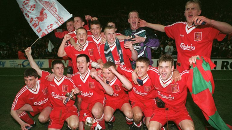 През 1996 г. печели Купата на Футболната асоциация за юноши с Ливърпул. Оуен е втори отдясно долу, а вторият отляво горе е Джейми Карагър