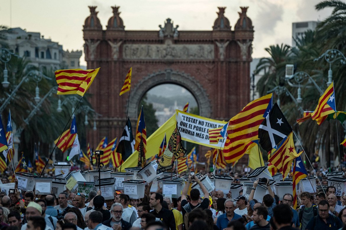 Какво предизвика протестите и кога те започнаха?
Настоящият изблик на протести дойде след решението на Върховния съд да постанови ефективни присъди срещу деветима от просепаратистките политически лидери заради провалилия се референдум за независимост през 2017 г.  Друг митинг в полза на единството на Испания дойде като отговор на протестите за независимост. 