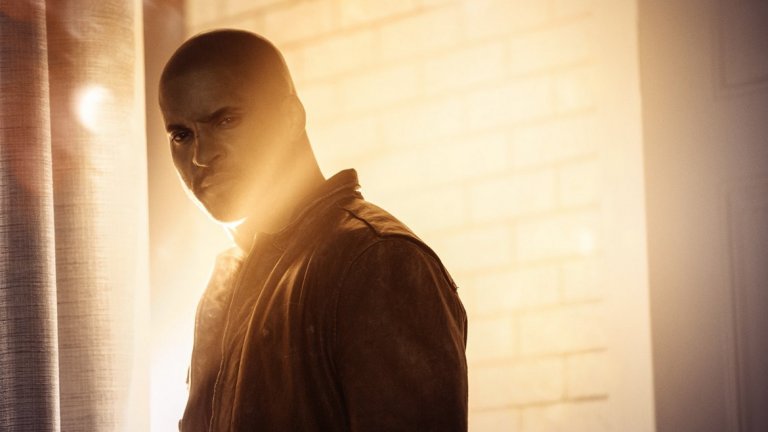 Шадоу Мун е главният герой на сериала. Бивш затворник, който започва работа за господин Уензди.  Без да иска, попада в света на старите богове, за който не знае нищо. Постепенно обаче започва да приема, че трябва да отвори вратите на възприятията си и да повярва в невъзможното, за да си обясни всичко, което му се случва. В ролята е Рики Уитъл.