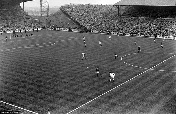 Чудесна снимка, която илюстрира колко различни са днес 

стадионите в Англия. Това е "Елънд роуд" по време на Лийдс 

- Манчестър Юн. 2:2 през 1970-а