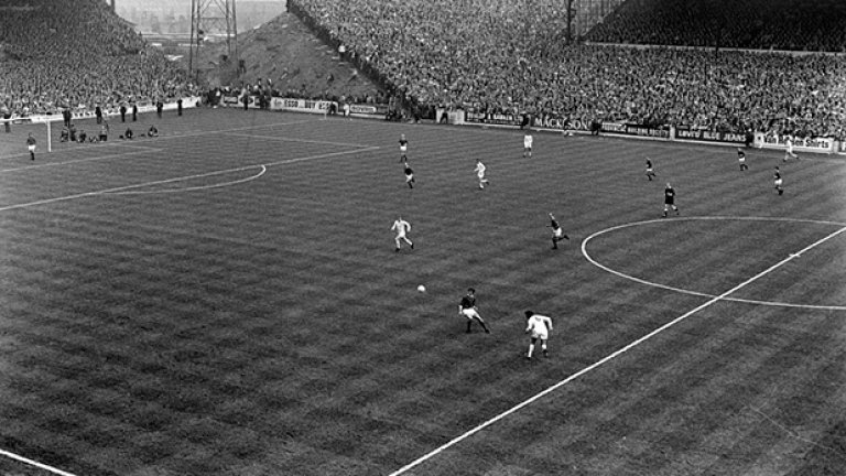 Чудесна снимка, която илюстрира колко различни са днес 

стадионите в Англия. Това е "Елънд роуд" по време на Лийдс 

- Манчестър Юн. 2:2 през 1970-а