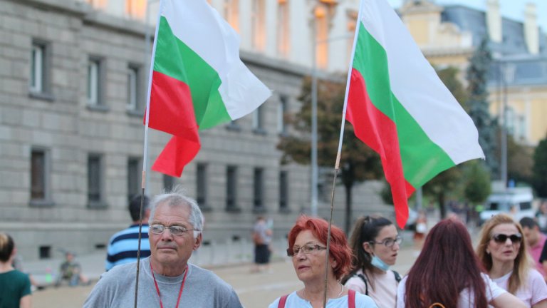 "Велико народно въстание": Напрежение на площaда и лют спрей срещу протестиращите