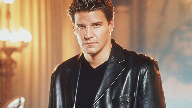 Angel / "Ейнджъл"
Спиноф на: Buffy the Vampire Slayer/ "Бъфи, убийцата на вампири"
Ейнджъл (Дейвид Бореанас) е вампир, чиято човешка душа му е върната като наказание и заради това го тормози смазващо чувство за вина. След като се появява за пръв път в "Бъфи", през 1999 г. той стана главен герой в свой собствен сериал. Въпреки топлия прием от страна на феновете, през 2004 г. Warner Bros. решават да не продължат Angel за шести сезон, което шокира дори продуцента и създател на "Бъфи" Джос Уедън. Oпитите на зрители да спасят любимия си сериал се оказаха безрезултатни и в крайна сметка историята официално продължи в комикс през 2007-а.