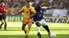 Фреди Ринкон в сблъсък с Адриан Илие от Румъния по време на мач от Мондиал 1998 във Франция. Румънците печелят мача с единственото попадение именно на Илие.