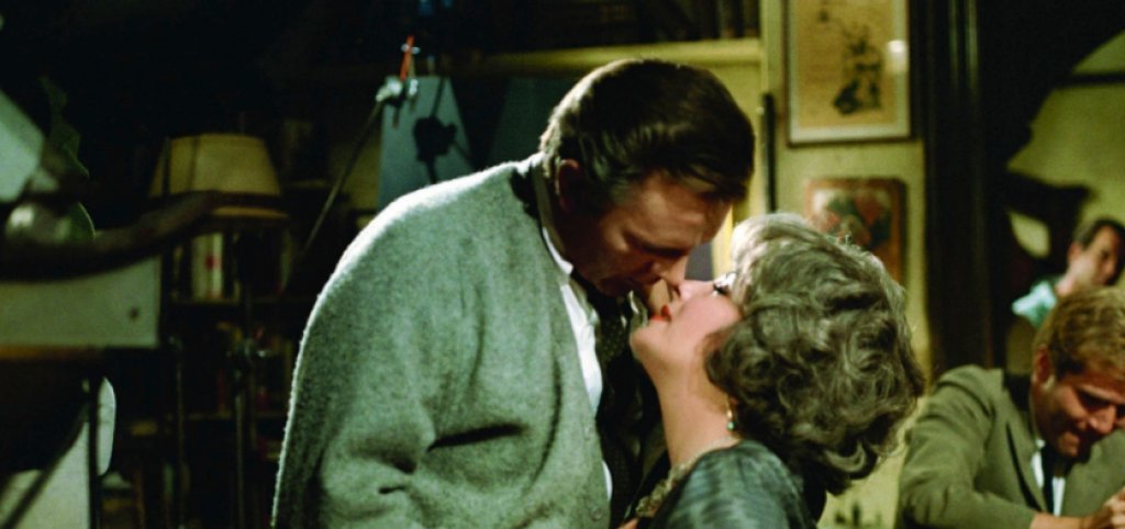 “Кой се страхува от Вирджиния Улф”
Едно от най-важните заглавия на театъра, пренесло се на екран, показва проблемите на дисфункционалните семейства от смешната страна. В главните роли са Елизабет Тейлър и Ричард Бъртън, които играят Марта и Джордж - двойка университетски преподаватели, поканили слабо позната за тях двойка в дома си. 
Още въвеждането на историята Марта и Джордж демонстрират крайната си неприязън един към друг, като непознатата двойка в дома им не ги спира да се нападат най-нелепия възможен начин. Стига се до споделянето на унизителни истории и стрелба, която разбива конвенцията за щастливите на вид семейства.