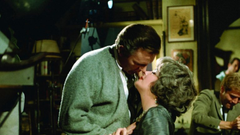 “Кой се страхува от Вирджиния Улф”
Едно от най-важните заглавия на театъра, пренесло се на екран, показва проблемите на дисфункционалните семейства от смешната страна. В главните роли са Елизабет Тейлър и Ричард Бъртън, които играят Марта и Джордж - двойка университетски преподаватели, поканили слабо позната за тях двойка в дома си. 
Още въвеждането на историята Марта и Джордж демонстрират крайната си неприязън един към друг, като непознатата двойка в дома им не ги спира да се нападат най-нелепия възможен начин. Стига се до споделянето на унизителни истории и стрелба, която разбива конвенцията за щастливите на вид семейства.