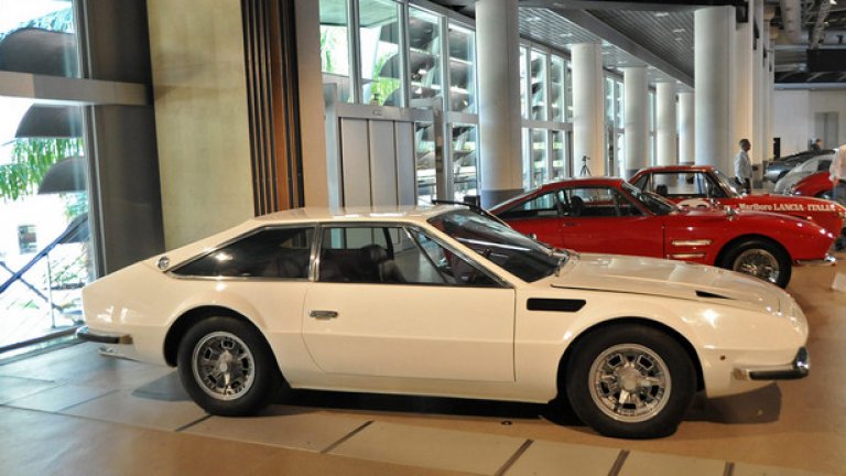 Феручо Ламборгини и Jarama
Докато Феручо е жив Lamborghini жъне славата на моделите Countach и Miura, но той предпочита да шофира доста по-скромния модел Jarama, който така и не успява да спечели любовта на почитателите на марката.