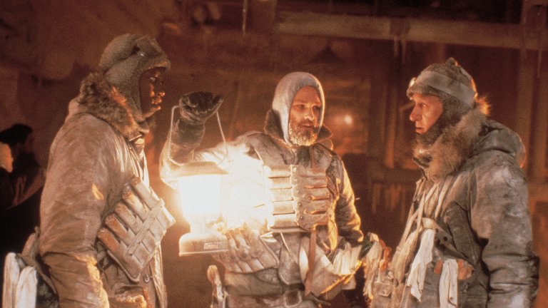 "Нещото"
"Нещото" на Джон Карпентър от 1982г. всъщност е римейк на "Нещото от друга планета" от 1951 г., който от своя страна е адаптация на фикшън романа "Who goes there" от 1938 г. Преди всички тях обаче лежи любовта на Лъвкрафт към извънземните чудовища. Във филма участват Кърт Ръсел и Кийт Дейвид. Героите им са част от експедиция в Антартика, която се сблъсква с опасно същество, което може да променя образа си и да имитира хора. С други думи - всеки може да е враг.