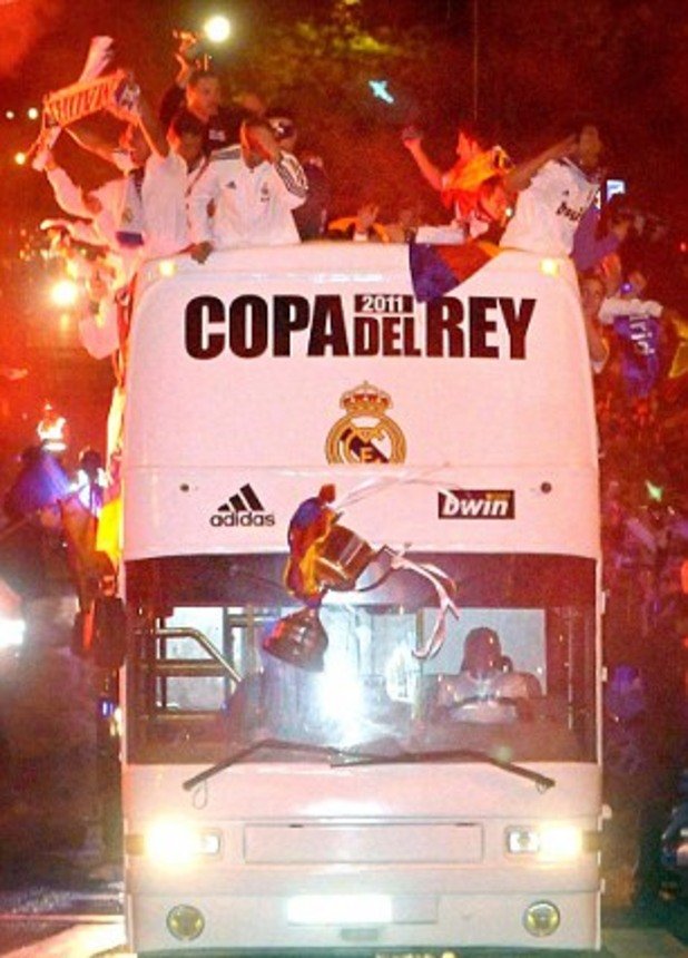 Купата на краля пада пред автобуса на Реал Мадрид. Серхио Рамос бе доволен, че трофея се оказа доста здрав.
