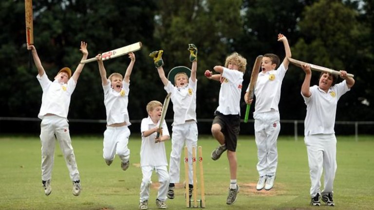 Тотнъм е основан от 13-годишни ученици, които са били от отбора по крикет
На 5 септември през далечната 1882-ра, недалеч от мястото, където се намира "Уайт Харт Лейн", няколко ученици решават да създадат футболен клуб. Тяхната цел е доста проста - искат да си намерят занимание за след края на сезона, който е към финала си. На тази среща е одобрено създаването на футболен отбор и е съставен списък на първите членове на клуба. Направени са и първите парични вноски в хазната му. Списъците на първите членове на клуба, както и "финансовият отчет", попълнени през този ден, са запазени и до днес.