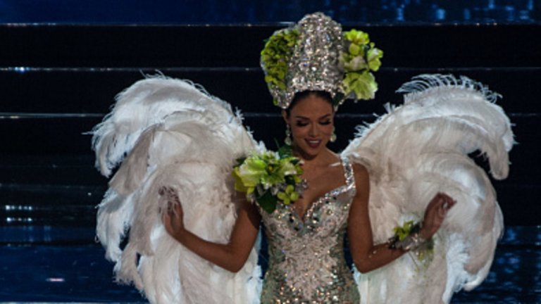 Втора остана Ракел Пелисие от Хаити. На снимката е с традиционен костюм.