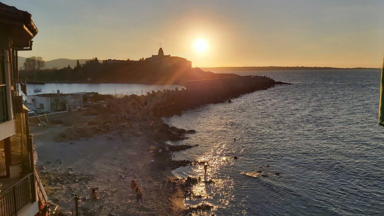 Залез над Миденото плажче и изоставената военноморска база