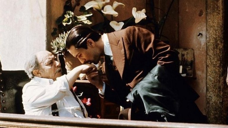 The Godfather Part II (Francis Ford Coppola, 1974)

В продължението на сагата за сицилианската фамилия Корлеоне, Франсис Форд Копола разказва две истории: тази за ранните години на Дон Вито, пресъздаден великолепно от Робърт Де Ниро и за издигането на сина му Майкъл (Ал Пачино) като новия Дон.