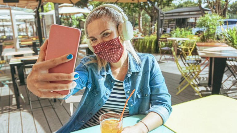 Очевидно човеците сме сглобени така, дали от Всевишния, или oт извънземните