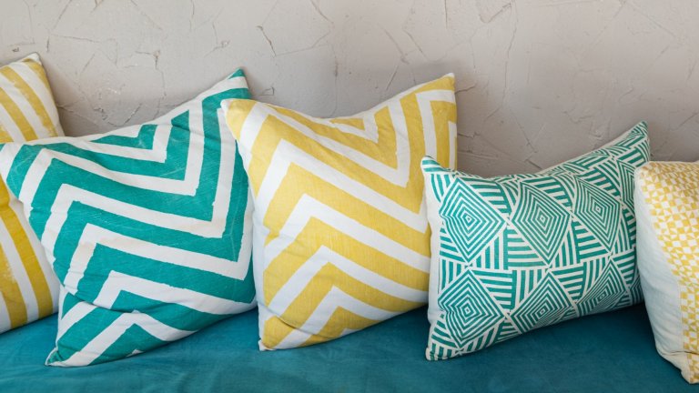 Раирани аксесоариИзпробвайте аксесоари в смели райета - възглавници, покривки за легло, тапицерия за диван, каквото ви хрумне. Райетата разнообразяват дори и най-скучното помещение и го правят по-забавно и разчупено.