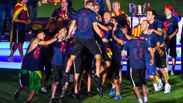 Многохиляден парад и грандиозна заря за требъла на Барса